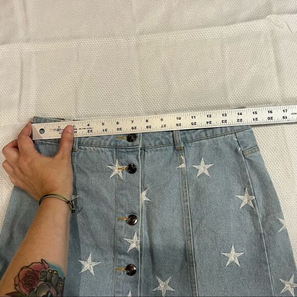 Sans Souci Light Wash Denim Embroidered White Stars Skirt - Picture 3 of 6